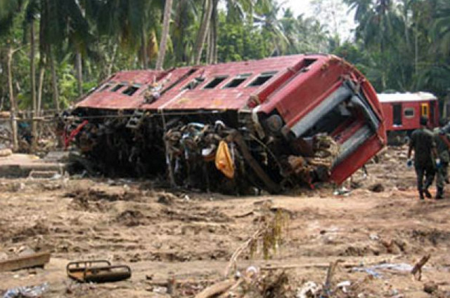 крушение поезда волной цунами