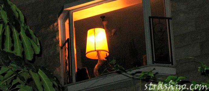 настольная лампа в ночном окне