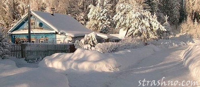 снежные сугробы в деревне