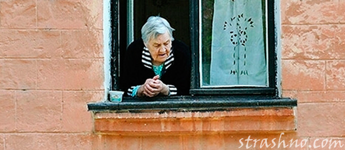бабушка смотрит из окна