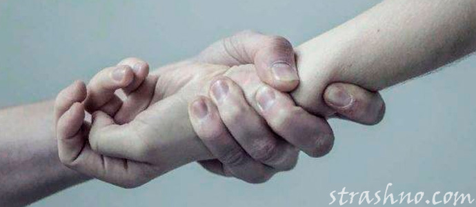 домовой схватил за руку