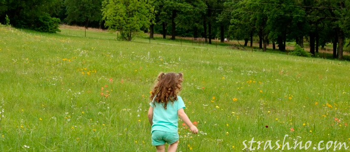 девочка гуляет