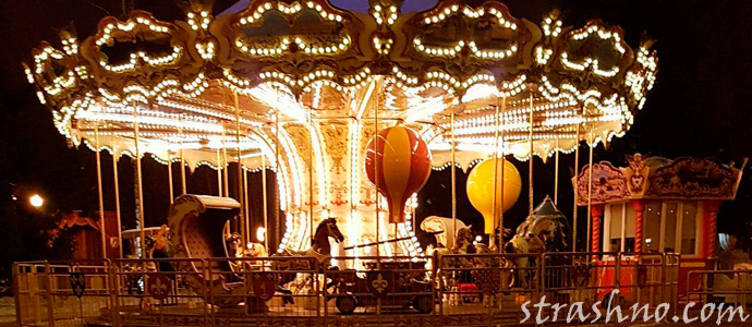 детская карусель ночью