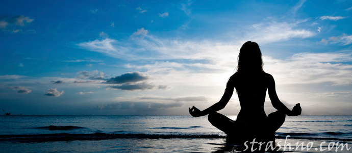 девушка медитирует