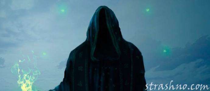 существо в черном балахоне