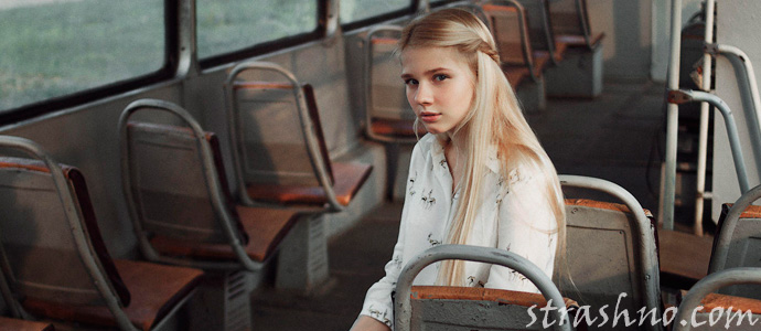 девушка в трамвае