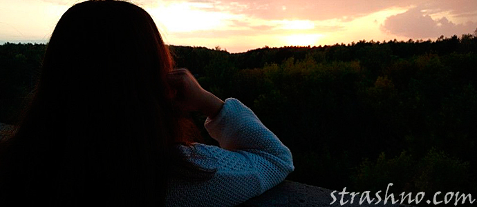 Девушка на балконе