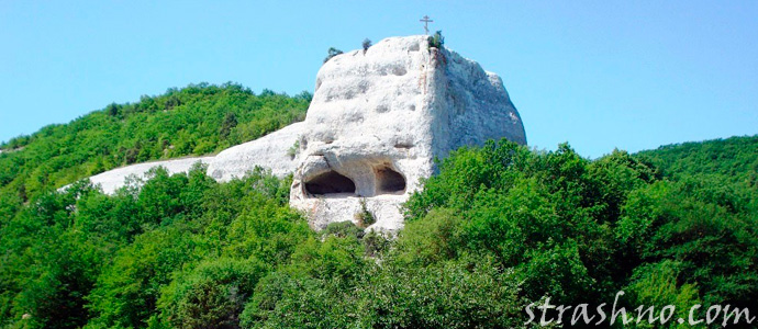 монастырь на скале