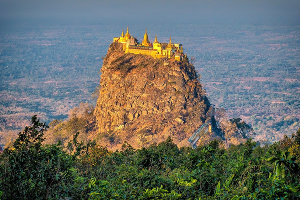 Буддийский монастырь Таунг Калат в Мьянме