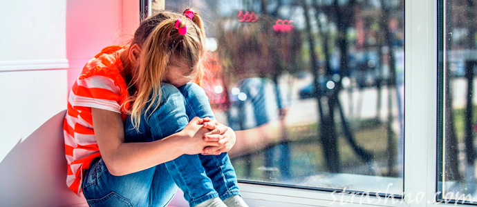 девочка сидит на окне