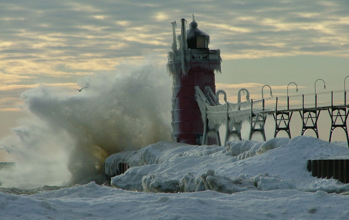 обледенелый маяк