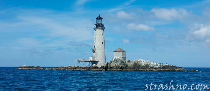 старый маяк в море