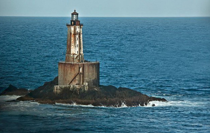 маяк на острове