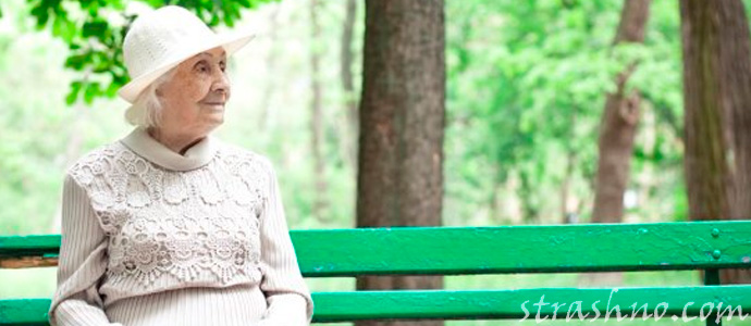 бабушка сидит на лавочке