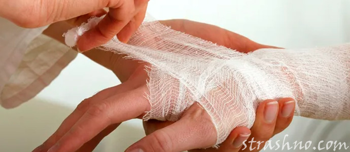 забинтованная детская рука