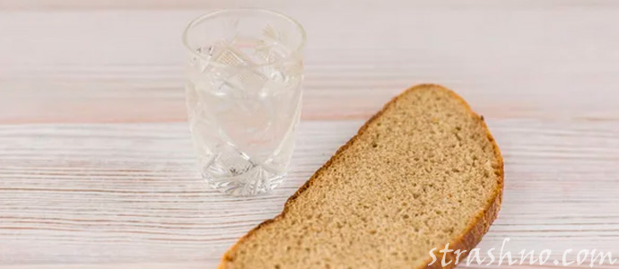 рюмка на поминальном столе