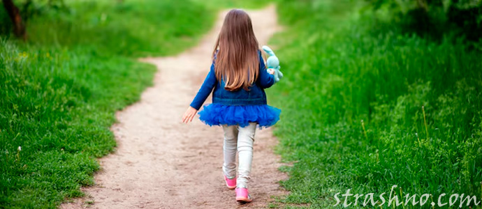 девочка идет по тропинке