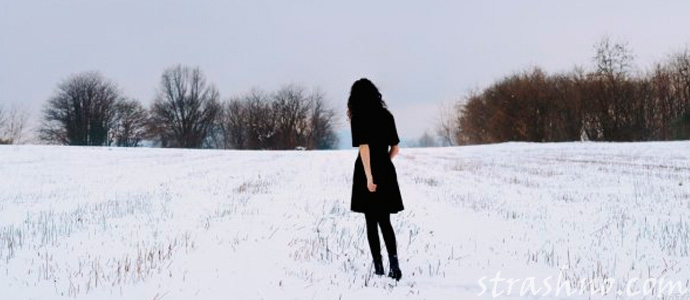 призрак девушки на заснеженном поле