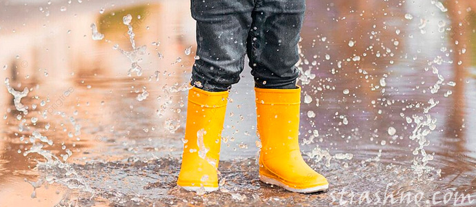 ребенок в желтых резиновых сапогах