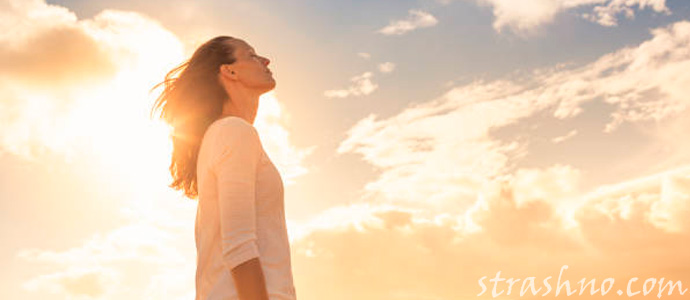 девушка смотрит в будущее