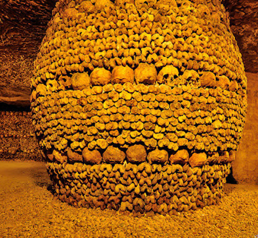 черепа в катакомбах Парижа