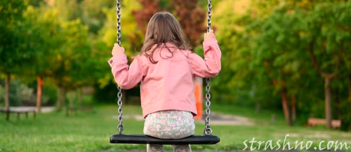 девочка на качелях