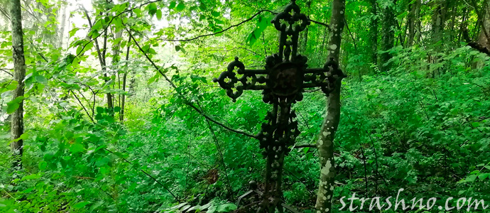 крест на старом кладбище