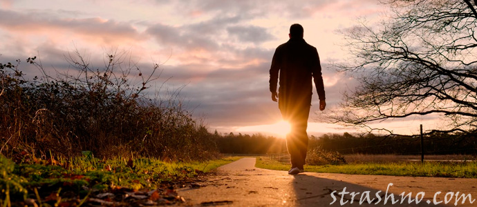 мужчина идет на закате солнца