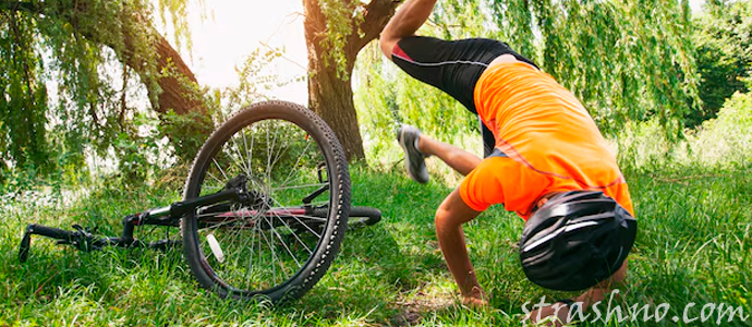 парень упал с велосипеда