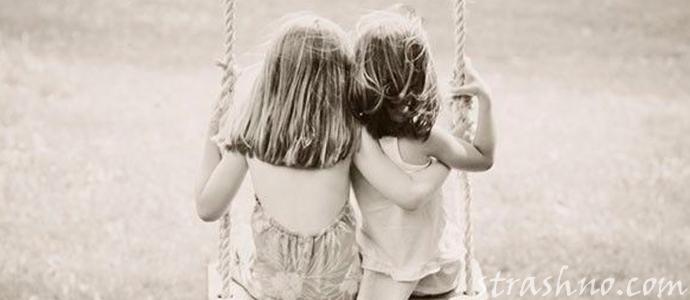 девочки на качелях