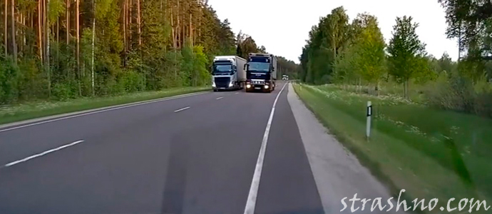 фуры на встречной полосе