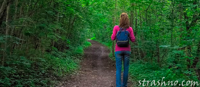 девушка идет по лесу