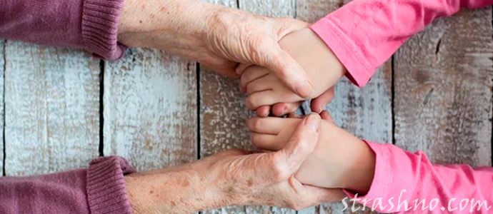 бабушка и внучка держатся за руки