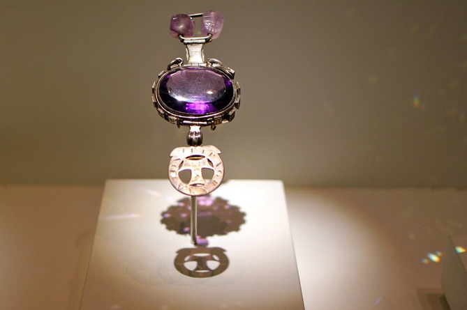 Фиолетовый сапфир из Дели