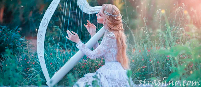 девушка играет на арфе