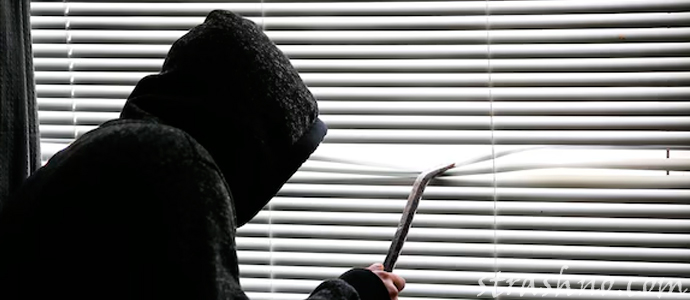 мужчина заглядывает в окно