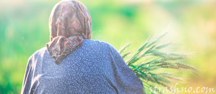 старая женщина с колосьями в руках