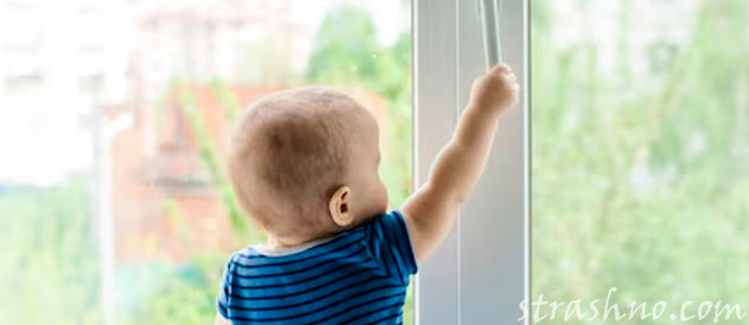 ребенок у открытого окна