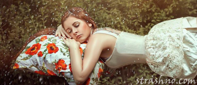 спящая девушка видит вещие сны