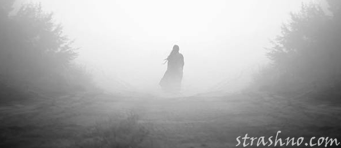 женский силуэт в тумане