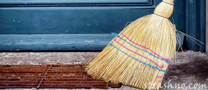 веник на пороге дома
