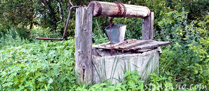 старый деревенский колодец