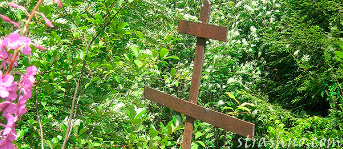 крест на заброшенной могиле