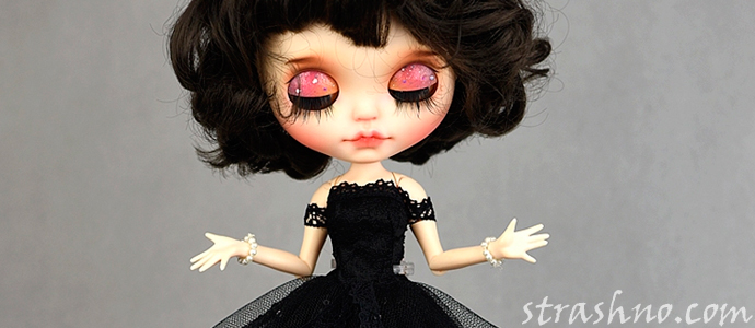 кукла в черном платье