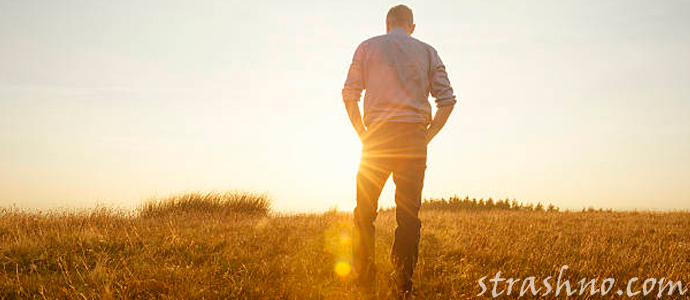 парень смотрит на закат