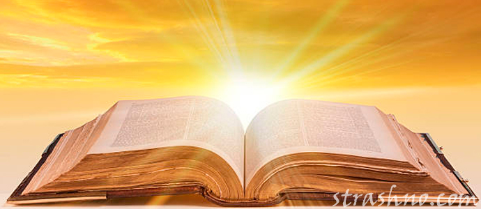 библия лежит на столе